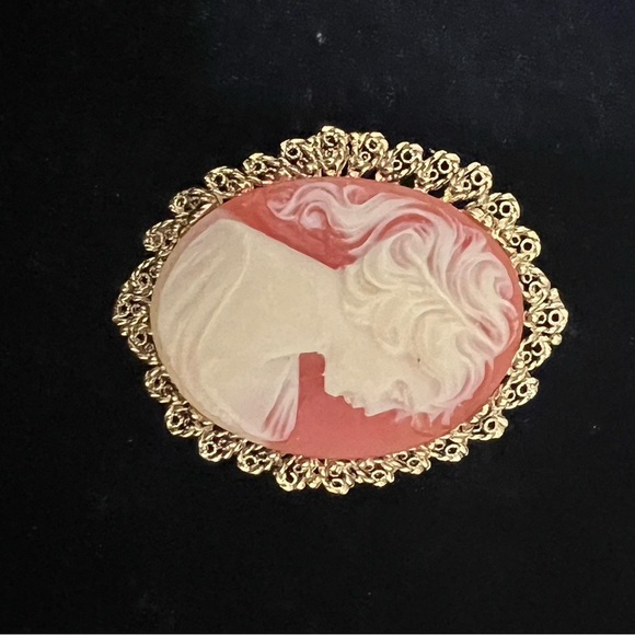 Vintage 1928 Faux Carnelian Cameo Oval
Brooch. Gorgeous, Elegant and Lovely. - Picture 4 of 7